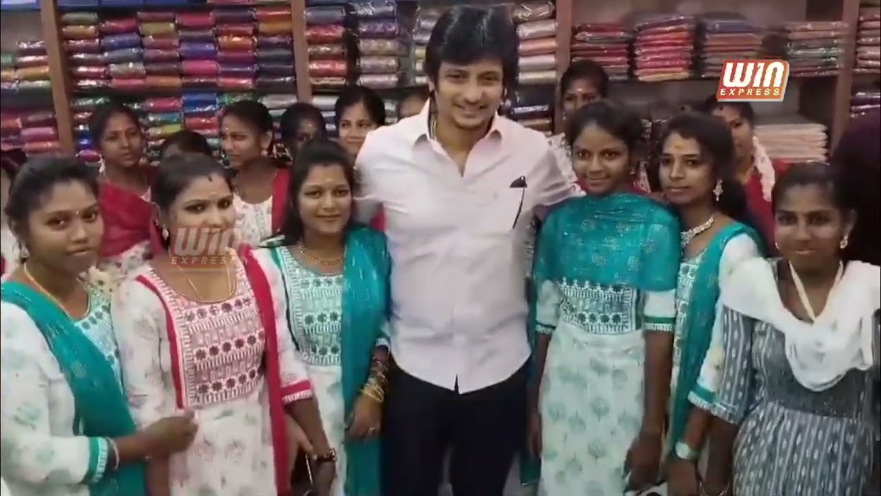 தேனி மதுரை தேசிய நெடுஞ்சாலையில் புதிதாக திறக்கப்பட்டுள்ள தனியார் ஜவுளி கடைக்கு திறப்பு விழாவிற்குவருகை தந்த நடிகர் ஜீவா!