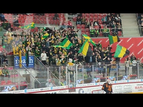 Ilvesfanit jatkaa juhlintaa vaikka peli loppunut jo puoli tuntia sitten Vaasan megafanimatkalla