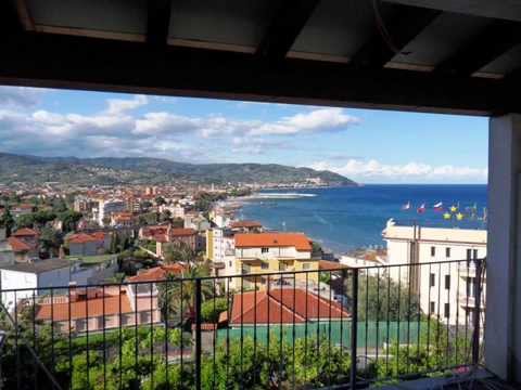 Bilocale con ampio spazio esterno vista mare a Diano Marina