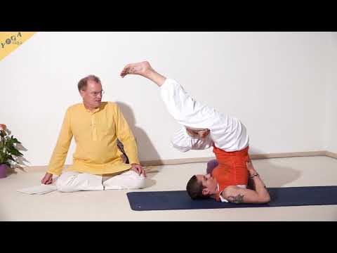 Halber Lotus im Pflug - Yoga Asana Lexikon