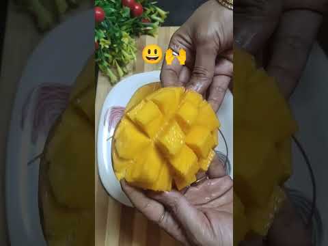#shorts #youtubeshorts Amazing Way to Cut Alphonsa Mango😋🙌#season #fruit #how #howto #mango #skill