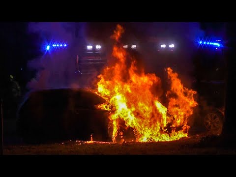 Osse Brandweer komt met spoed ter plaatse bij een autobrand aan de Nelson Mandelaboulevard in Oss