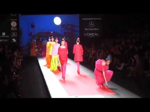Model trips and loses a shoe during Agatha Ruiz de la Prada Fall/Winter 2012-13 fashion show