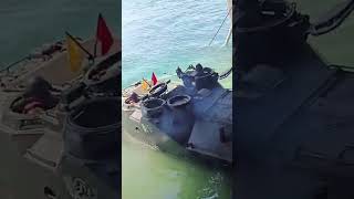 Download lagu Tank Amfibi Melaju di Atas Air! Momen Keren yang Bikin Merinding! 🚢🔥 mp3