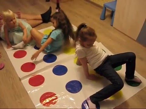 Твистер! Играют девчонки! Веселая игра для детского праздника. Игры для мальчиков и девочек 