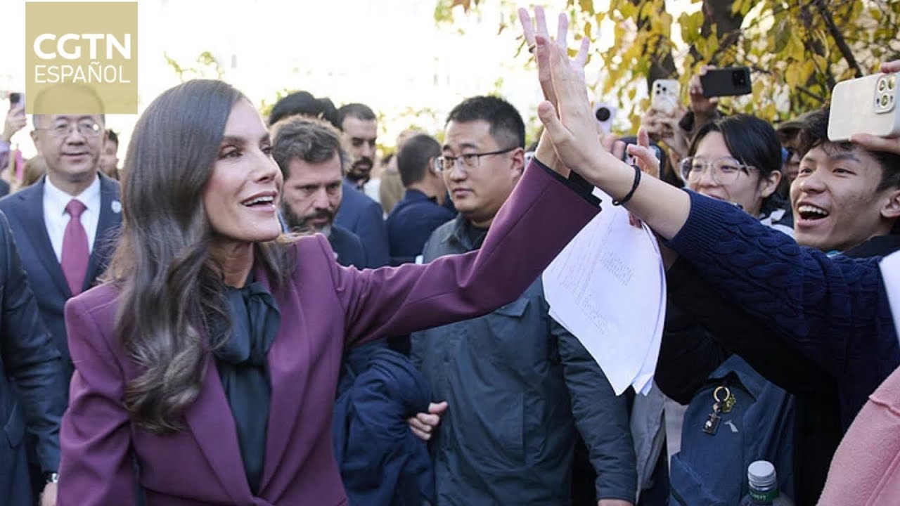 La reina Letizia de España realiza una visita a la Universidad de Estudios Extranjeros de Beijing
