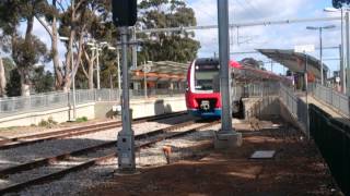 preview picture of video 'Electric Train Departing Oaklands Station'