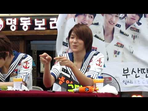 [FANCAM]120806 LEDapple Busan Fansign - KyuMin sing and dance to "영희야"