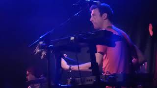 Clap your hands say yeah - the pilot/over and over again @Covo 2017