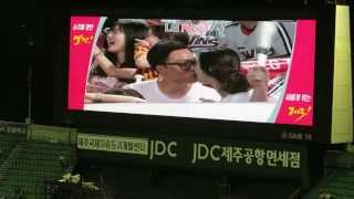 preview picture of video 'Kiss Time at the Korean Baseball'