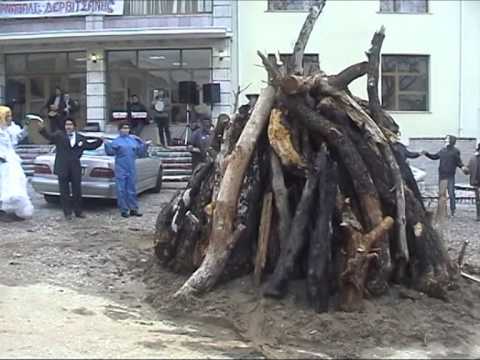 KARNAVALET E DROPULLIT BANORET ME MASKA BEJNE IRONI EDHE ME KLASEN POLITIKE LAJM