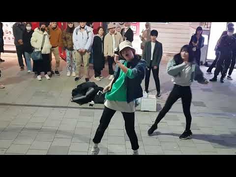 20221025 홍대 전 엠와이엠(MYM) 멤버 (Yu Kagawa 카가와 유-신화-효진) 합동버스킹 04 - Attention _ NewJeans