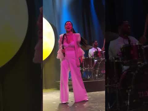 Tiffany Young fancam Lips on Lips @Vancouver