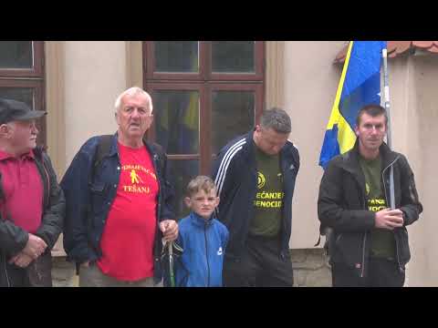 Tešanjska hronika 826 - Položeno cvijeće ispred spomen-ploče ubijenim djevojčicama