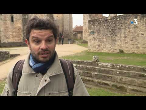 Medea Benjamin, militante pacifiste américaine, en visite à Oradour-sur-Glane (Haute-Vienne)