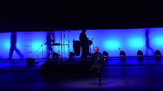 JOSE LUIS PERALES.....En un banco de la calle...Auditorio Telmex