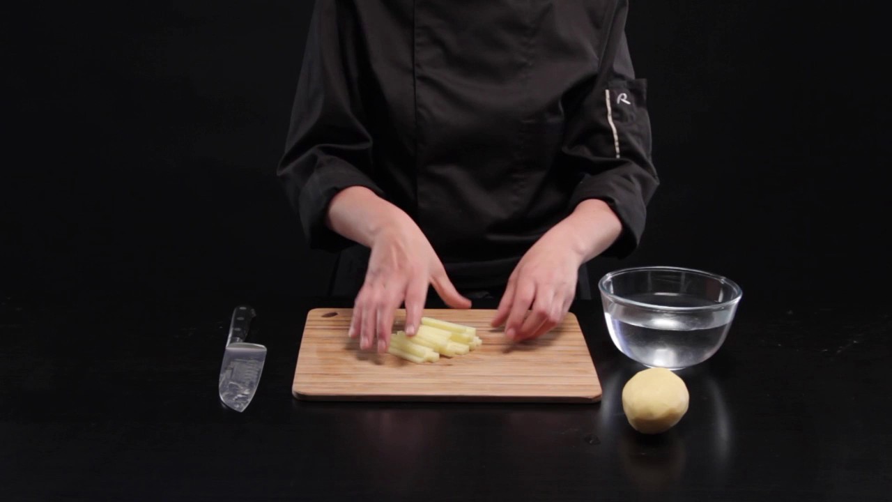 Tailler des pommes allumettes