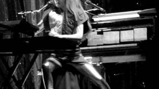 Tori Amos - The Beauty of &quot;Starling&quot; (Live In Philadelphia, PA On August 15th, 2009)