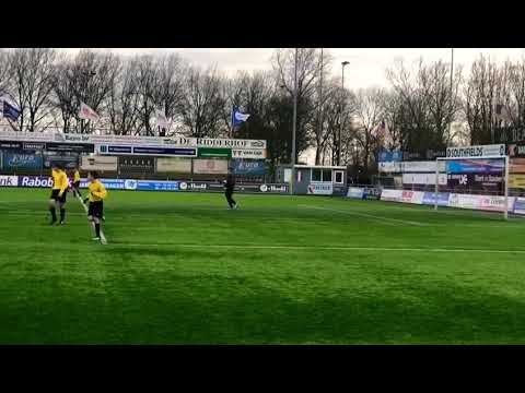Goeie redding van de keeper hij speelt bij maense 013 dit is bij de knvb hij is goeie keeper