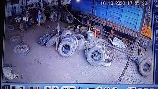 Download lagu Gila!!! Ban dump truk meledak saat pengisian angin OMG😯 mp3 Download lagu Gila!!! Ban dump truk meledak saat pengisian angin OMG😯 mp3