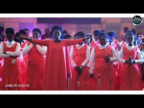 Korali IRIBA yinjiye ku ruhimbi mu buryo bwatunguye IMBAGA Y' ABITABIRIYE IGITARAMO CYABO