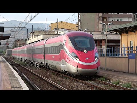 Un bel movimento di treni nella stazione di Rosarno.