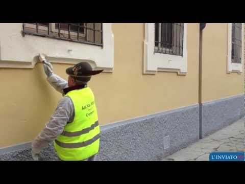Via le scritte di anarchici e no tav. Gli alpini di Cremona ripuliscono i muri della scuola
