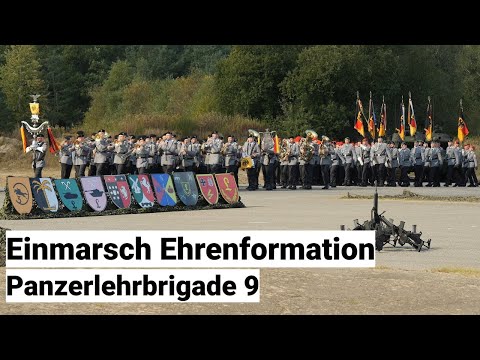 Einmarsch Ehrenformation Panzerlehrbrigade 9 mit Regimentsgruß - alle Truppenfahnen vereint