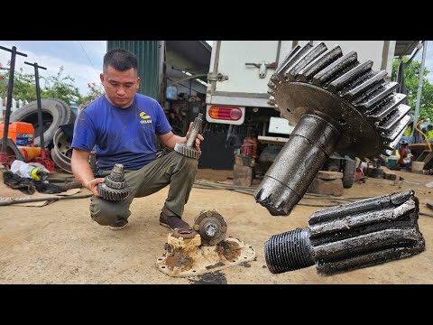 4x4 Truck Gearbox Failure - Replace Gearbox Gears In The Rain For Smooth Operation
