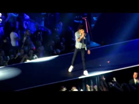(HD) One Direction - Tell Me a Lie - Madison Square Garden, New York