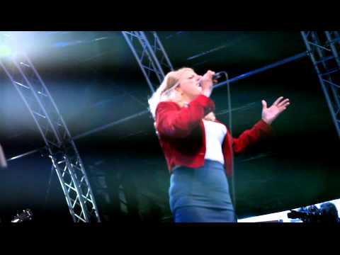 LauraVane beekpartk270511.MOV