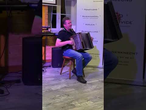 Rubert Zupan mit Harmonika beim Oberkrain Seminar