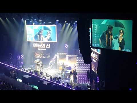 Hoony & Jinu with an umbrella 😂😍 - Winner at WWIC2018 180617