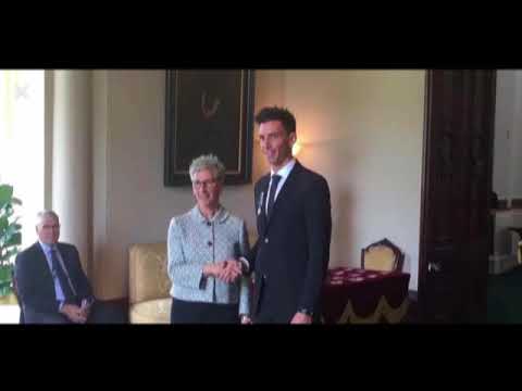 01a DA VIGILE DEL FUOCO A CAMERIERE SALVA ASPIRANTE SUICIDA, MEDAGLIA DA MELBOURNE A GIOVANE DI RAIA