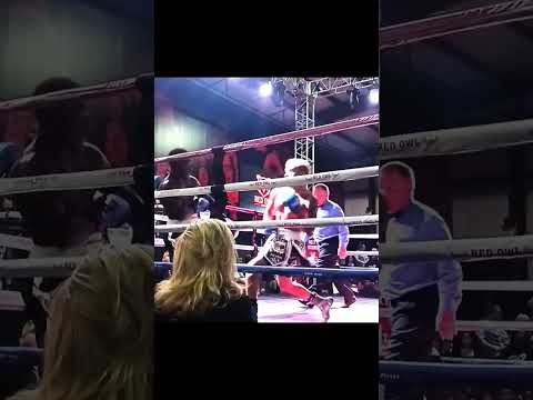 Carlos Nava lands clean punches on Kenneth Sene!!! #boxing #2piece