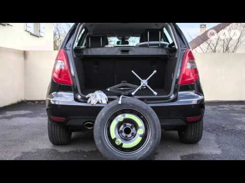 Part of a video titled [Tuto Entretien] Comment changer une roue de voiture ? - YouTube