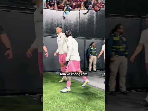 Messi lơ luôn chiếc áo cổ động viên ném vào mình 😄