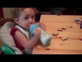 Petite fille qui boit son biberon de lait