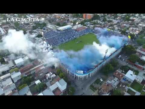 "Mirá desde un drone el recibimiento de la hinchada al equipo de Atlético ante Junior" Barra: La Inimitable • Club: Atlético Tucumán