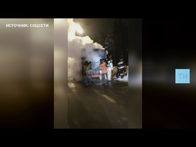 В Казани на ходу загорелся красный автобус (ФОТО+ВИДЕО)
