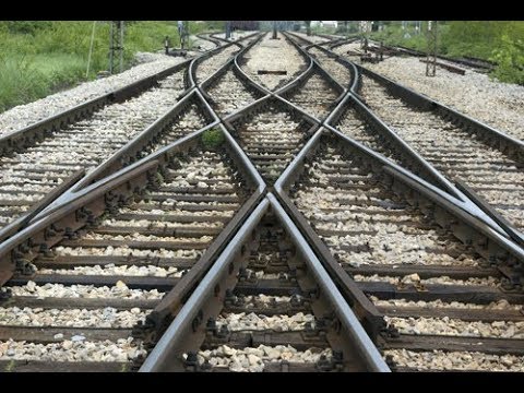 Part of a video titled ASÍ SE HACE RIELES DE TREN | Discovery Max - YouTube