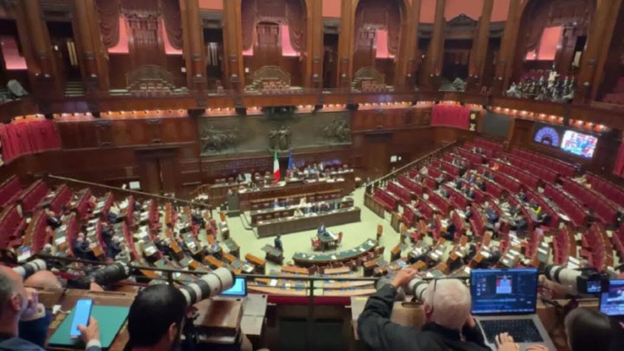 Crosetto arriva alla Camera per discussione su crisi Iran, poi parla con Meloni tra banchi Governo