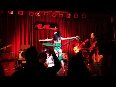 Evil Eva Burlesque con Los Tiki Phamtoms "Afrodita“