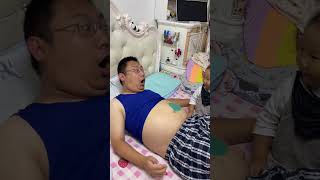 Drawing on Daddy&#39;s belly. Daddy takes care of the baby. Daddy takes care of the baby. Parent-chi