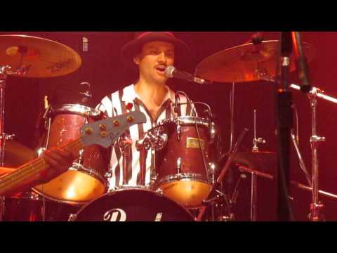 Los tipitos - Apostar al amor