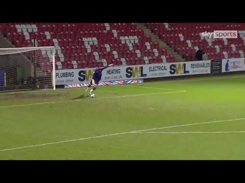 Newport County Goleiro Tom King faz gol de tiro meta