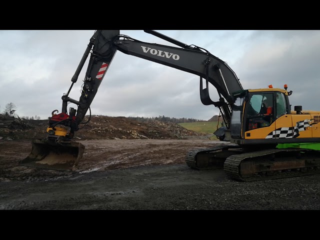 637343 Crawler excavator Volvo EC 240 with implement -07