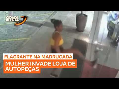 Mulher invade loja de autopeças e furta capacete em Feira de Santana