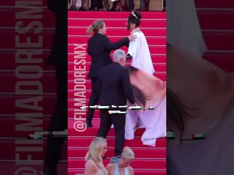 Se puso incómoda la alfombra roja en Cannes 🤯 #cannesfilmfestival #redcarpet #cine