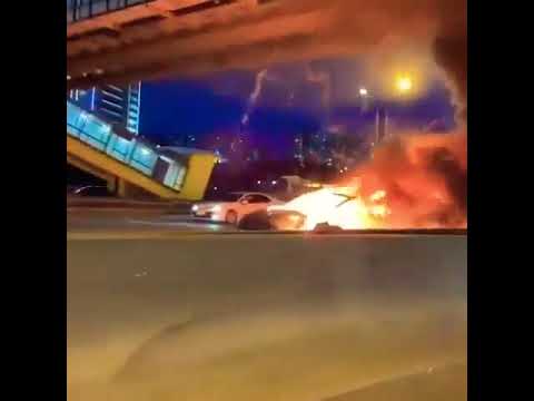 V Moskvě po nárazu explodoval elektromobil Tesla. Byly v něm děti